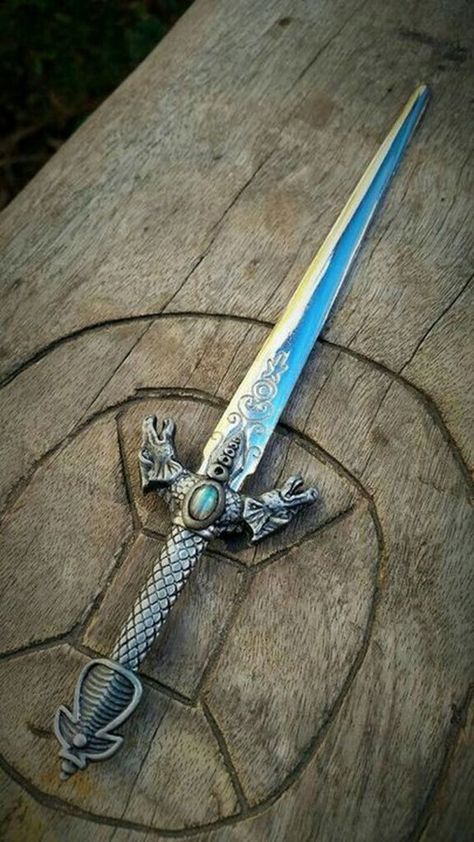 Fantasy Dagger, Knife Aesthetic, Pretty Knives, Dagger Tattoo, Idee Cosplay, Cool Swords, Cool Knives, Fantasy Aesthetic, Fantasy Jewelry