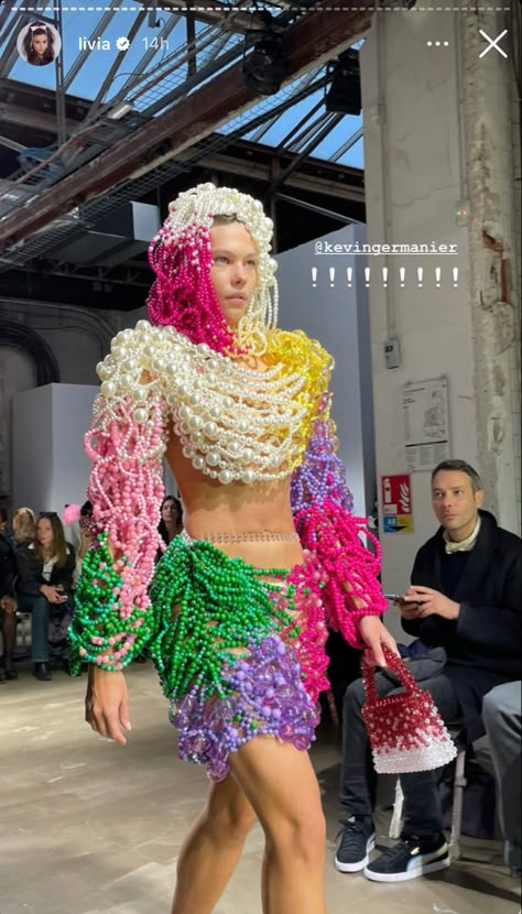 Weird Fashion Runway, Unconventional Materials Fashion, Extravaganza Outfit, Unconventional Materials, Look Boho Chic, Fancy Gowns, Handmade Costumes, Creative Photoshoot Ideas, Weird Fashion