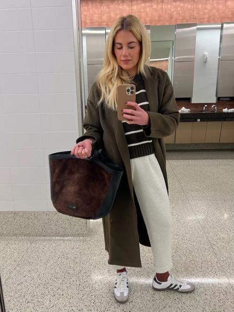 Shea Mcgee Outfits, Shea Mcgee Style, Athleisure Outfits Fall, Airport Outfit Winter, Baseball Mom Outfits, Shea Mcgee, Nyc Travel, Winter Travel Outfit, Ribbed Turtleneck Sweater