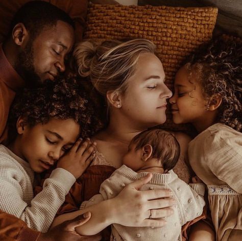 Interracial Family Photos, Mom And Baby Images, Mixed Family, Mixed Families, Family Aesthetic, Interracial Family, Life Goals Future, Fall Family Portraits, Interracial Marriage