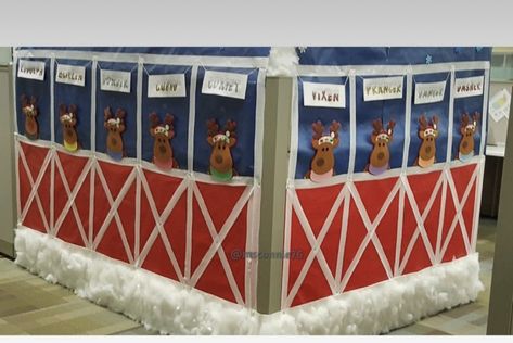 Santas Workshop Theme Decorations, North Pole Santa's Workshop, Christmas Cubicle Decorations, Christmas Hallway, Christmas Contests, Christmas Door Decorating Contest, Christmas Classroom Door, Office Candy, Door Decorating Contest