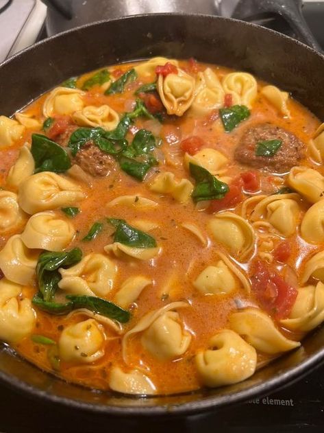 Cheese Tortellini And Meatball Soup - Easy DIY Recipes Unique Soup Recipes, Sausage And Onions, Crockpot Tortellini, Meatball Soup Recipes, White Bean Soup Recipes, Spinach Tortellini, Slow Cooked Chicken, Soup Maker, Meatball Soup