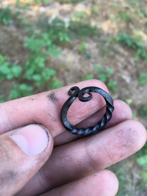 Black Smithing Ideas, Easy Blacksmith Projects, Forged Ring, Diy Welding Projects, Welding Projects Ideas, Hand Forged Jewelry, Blacksmithing Ideas, Iron Jewelry, Blacksmith Projects