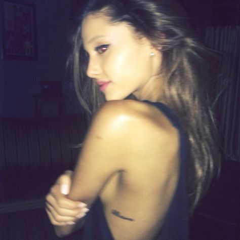 @lilmoonlightbae Bellissima Ariana Grande 2014, Ariana Grande Tumblr, Ariana Grande Tattoo, Ariana Grande Facts, Frankie Grande, Kunst Tattoos, Cage Thoracique, Ariana G, Scream Queens