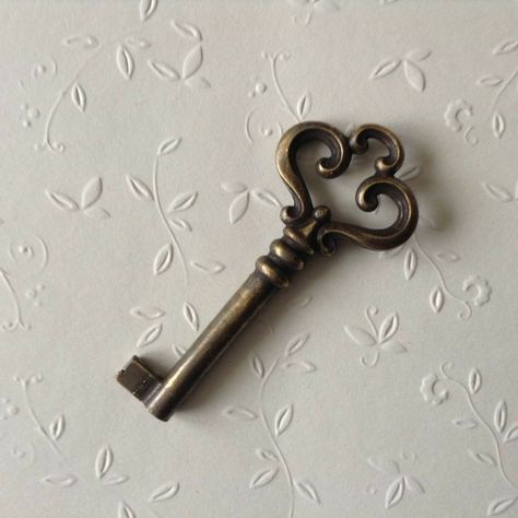 Shabby Vintage Decor, Bedroom Door Decorations, Victorian Door Knobs, Spring Door Decoration, Vintage Skeleton Keys, Victorian Door, Vintage Skeleton, Old Keys, Old Key