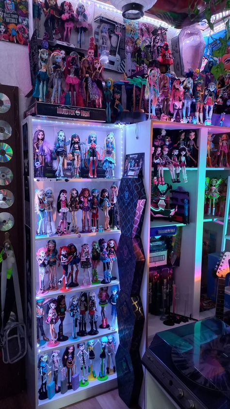 Doll Collection Display Monster High, Monster High Dolls Collection, Monster High Display, Monster High Decor, Monster High Dolls Aesthetic, Monster High Stuff, Monster High Doll Collection, Monster High Bedroom, Monster High Collection