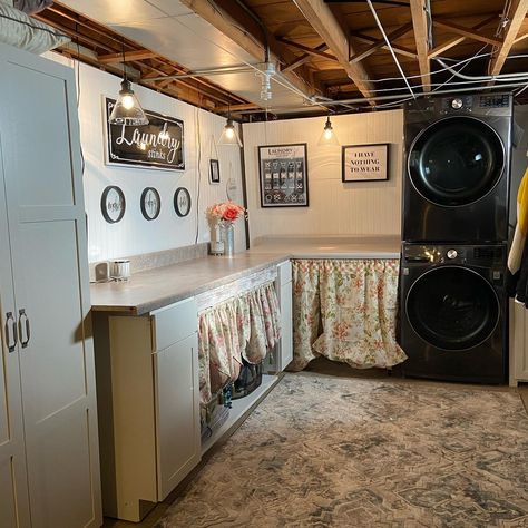 35 Creative Basement Laundry Room Ideas You’ll Want - Addicted To Organization Laundry Room Black, Basement Laundry Room Ideas, Small Linen Closets, Laundry Room Paint Color, Laundry Room Paint, Painting Cement, Wooden Countertops, Laundry Room Wall Decor, Basement Laundry Room