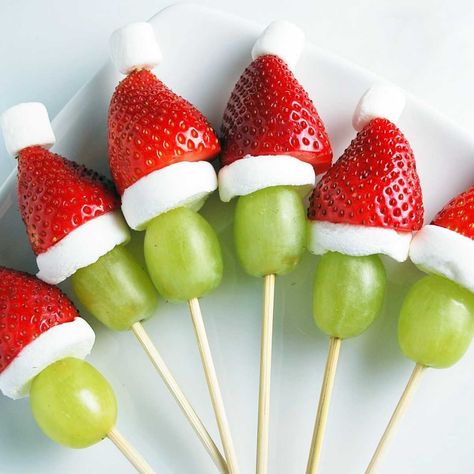 Grinch Fruit, Grinch Fruit Kabobs, Christmas Eve Appetizers, Grinch Kabobs, Punch Halloween, Christmas Food Crafts, Holiday Fruit, Fruit Kebabs, Healthy Snack Alternatives