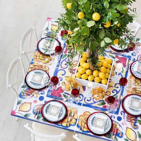 From the #centrepiece to the tabletop design, this #tablescape captures the feeling of dining on the Italian seaside.  | Photography By: 5ive15ifteen Photo Company | WedLuxe Magazine | #WedLuxe #Wedding #luxury #weddinginspiration #luxurywedding Greek Dinner, Sicilian Wedding, Lemon Wedding, Mediterranean Wedding, Birthday Lunch, Tuscan Wedding, Wedding Event Design, Lemon Decor, Table Top Design