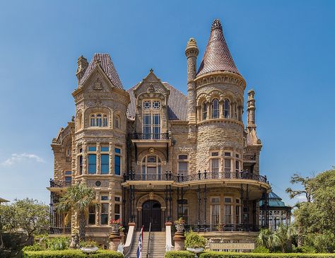 Galveston - Bishop's Palace | Flickr - Photo Sharing! Victorian Castle, Victorian Manor, Drømme Liv, Victorian Style Homes, Old Mansions, Victorian Mansions, Castle House, Victorian Architecture, Gothic House