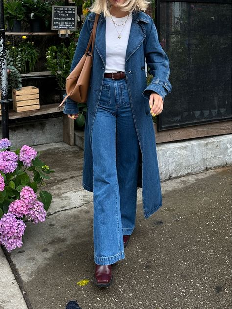 Fall Fashion Trench Coat, Fall Denim On Denim Outfit, Fall Denim Overall Outfits, Navy Trench Outfit, Denim Trench Coat Street Style, Denim Trench Coat Outfit 2024, Mixed Denim Outfits, Blue Rain Jacket Outfit, Denim On Denim Outfit Fall