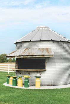 DIY Grain Silo Bar Grain Bin House, Rustic Outdoor Kitchens, Silo House, Grain Silo, Outdoor Kitchen Decor, Deco Champetre, Southern Garden, Outdoor Kitchen Ideas, Easy Backyard