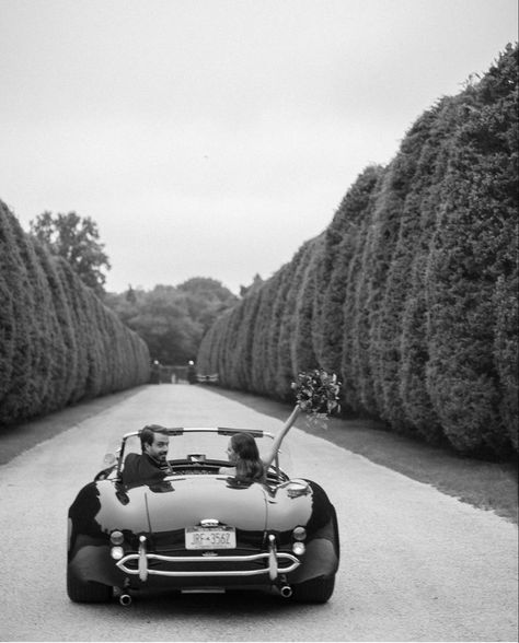 Wedding day Classic Car Wedding, Wedding Getaway Car, Porsche Vintage, Vintage Engagement Photos, Vintage Car Wedding, Hollywood Wedding, Vintage Photoshoot, Modern Men, Wedding Picture Poses