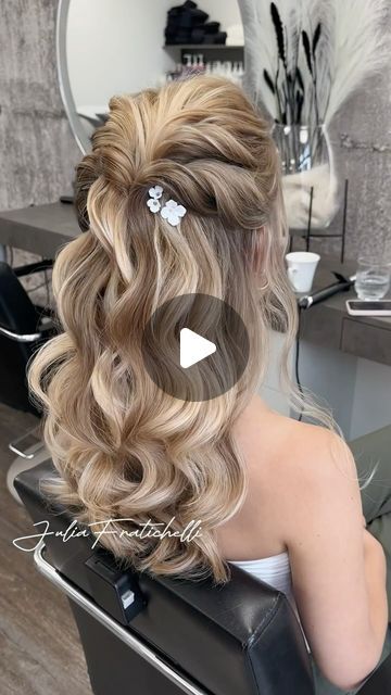 Julia Fratichelli Hair Education on Instagram: "Trendy romantic hairstyle for #bridetobe. This style is all about blending elegance with a touch of effortless charm.   1️⃣ Start with clean, dry hair and add a bit of volume at the crown. 2️⃣ Curl your hair using a medium-sized curling iron to create soft, romantic waves. 3️⃣ Take a small section from each side of your head and twist them back, securing with bobby pins. 4️⃣ Gently pull on the twists to create a fuller, more relaxed look. 5️⃣ Add a few delicate hair accessories or fresh flowers for that extra touch of bridal magic. Mine are from @mylovelyblossom   And voilà! You’ve got a stunning half-down hairstyle that’s perfect for walking down the aisle. 💕 Save this post for later and tag me if you try it out!   #halfdownhair #hairstyle Wedding Dos For Medium Hair, Bit Up Bit Down Hair, Curls For A Wedding, Half Up Bouffant Hair Tutorial, Half Up Half Down Wedding Hair For Medium Length, Glam Hair Styles Long Hair, Wedding Hair One Side Pulled Back Curls, Hair For One Sleeve Dress, Hairstyles For Mom Of Quinceanera