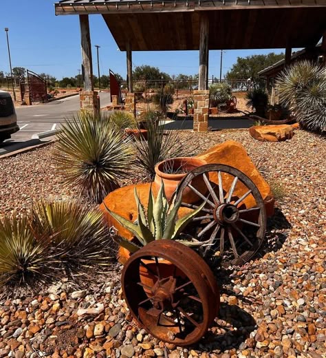 Desert Porch Decor, Ranch Outdoor Patio Ideas, Outdoor Ranch Decor, Cactus Yard Landscaping, Western Garden Ideas Rustic, Western Outdoor Patio Ideas, Western Yard Landscaping, Western Yard Decor, Cacti Garden Outdoor