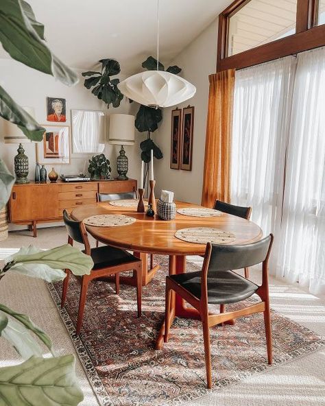 Mid Century Interior Design, Colorful Office, Weekend Inspiration, Mid Century Modern Dining Room, Mid Century Modern Interior Design, Mid Century Interior, Green Diy, Mid Century Modern Living, Mid Century Modern Living Room