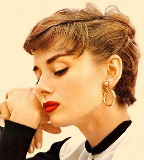 Audrey Hepburn tutorial Audrey Hepburn Style, Hepburn Style, Kevin Costner, 짧은 머리, Nicole Richie, Stil Inspiration, Classic Beauty, Hollywood Glamour, Audrey Hepburn