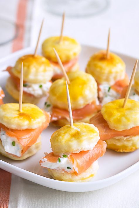 last minute appetizers recipe Spring Party Food, Salmon Puffs, Puff Pastry Recipes Appetizers, Christmas Appetizers Easy, Puff Pastry Appetizers, Pastry Appetizer, Holiday Appetizers Recipes, Christmas Appetizers Party, Christmas Recipes Appetizers