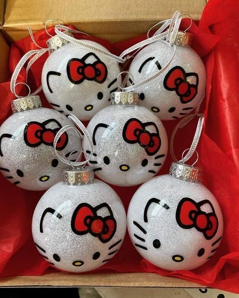 Hello Kitty Ornaments, Hello Kitty Navidad, Decoracion Hello Kitty, Cabinet Organization Ideas, Hello Kitty Christmas Tree, 헬로키티 배경화면, Hello Kitty Decorations, Kitchen Cabinet Organization Ideas, Diy Hello Kitty