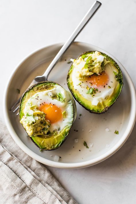 This easy Avocado Egg Bake (or Baked Eggs in Avocado) makes for a filling grab-and-go breakfast or to enjoy on the side of your favorites during Sunday brunch. All you need are avocados, eggs, and your favorite toppings! Avocado Egg Cups, Baked Avocado Egg, Avocado And Egg, Cooking Avocado, Avocado Egg Bake, Health Benefits Of Eggs, Avocado Roll, Egg Cups Breakfast, Egg Benefits