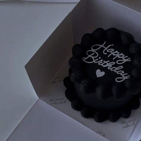 Black Heart Cake Aesthetic, Black Bday Cake Aesthetic, Cake Birthday Aesthetic Black, Birthday Cake Dark Aesthetic, Black Mini Cake, Bday Cake For Boyfriend, Black Birthday Cake Aesthetic, Black Cake Aesthetic, Black Happy Birthday Cake