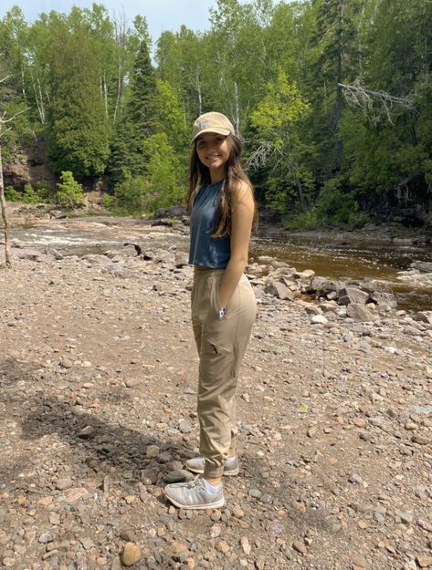 Cute Modest Hiking Outfits, Trekking Style Women, Hiking Wear Women, Hiking Outfit Modest, Hiking Pants Outfit For Women, Hike Outfit Spring, Summer Camp Outfits For Women, Modest Hiking Outfit Summer, Outdoorsy Style Women Summer