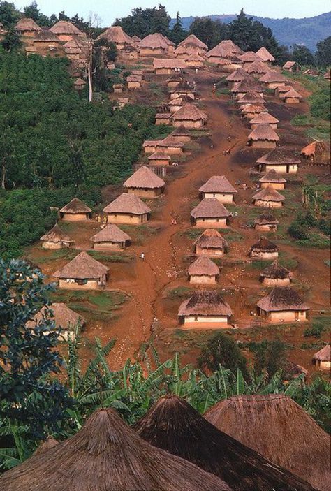 African House, 23 August, Democratic Republic Of The Congo, Vernacular Architecture, Out Of Africa, African History, Traditional Architecture, People Of The World, Africa Travel