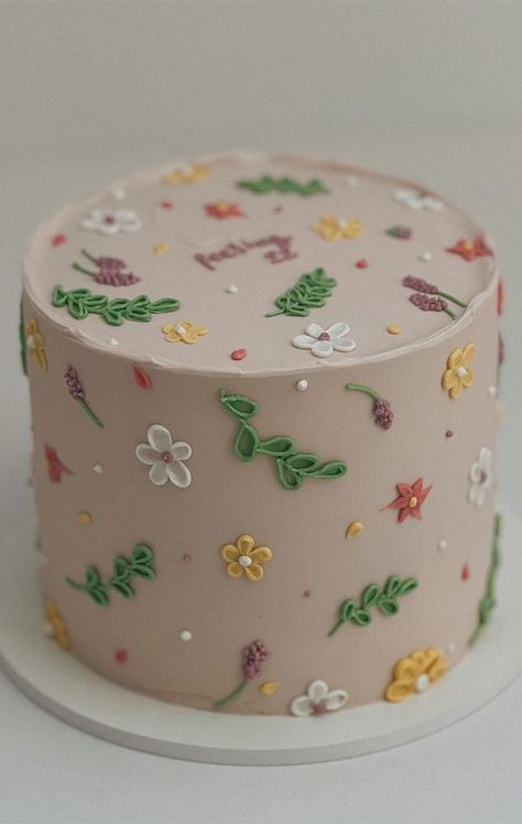 simple birthday cake, birthday cake ideas, birthday cake design Birthday Cakes For Mom Elegant, Simple Cake Decorating Birthday, Mum Birthday Cake, Elegant Birthday Cakes For Women, 50 Birthday Cake, Nude Cake, Cowgirl Cakes, Birthday Cake Design, Edible Flowers Cake