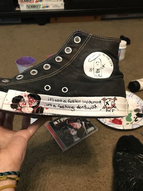 What To Draw On Your Shoes, Converse Doodles Aesthetic, Stuff To Draw On Shoes, Decorated Converse Grunge, Diy Shoe Ideas, Mcr Shoes, Things To Write On Converse, Converse Shoes Ideas, Drawn On Converse Grunge