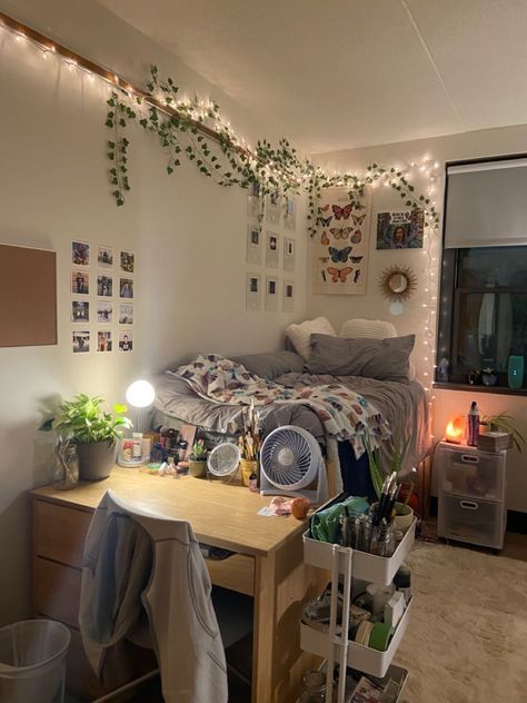 College Dorm Aesthetic Ideas, Cozy Uni Room, Dorm Inspo Cozy Blue, College Apartment Bedroom Blue, College Double Dorm Room Ideas, Dorm Double Room Ideas, Dorm Inspo Cozy Double, Blue Dorm Aesthetic, College Dorm Room Ideas Blue