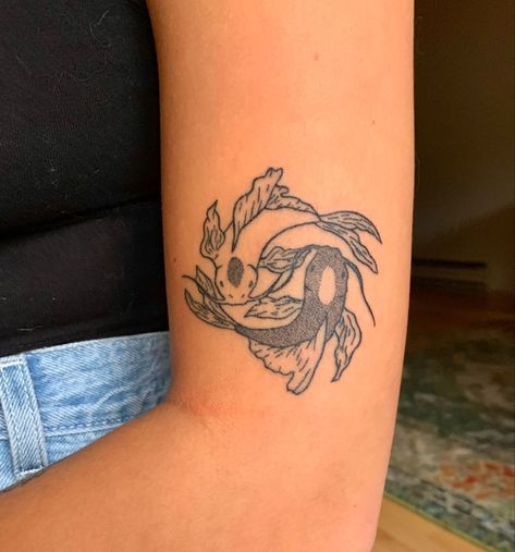 Avatar Moon And Ocean Spirit, Tui La Tattoo, Small Atla Tattoo, Katara Tattoo, Tui And La Tattoo, The Moon And Ocean, Sis Tattoo, Avatar The Last Airbender Tattoo, Tui And La