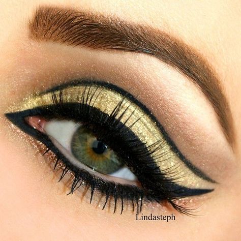 30 Glamorous Eye Makeup Ideas for Dramatic Look Cleopatra Make-up, Cleopatra Makeup, Makeup For Small Eyes, Egyptian Makeup, Drag Make-up, Gold Eye Makeup, Dramatic Eye Makeup, Eye Makeup Techniques, Cat Eye Makeup