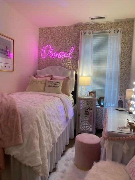 Pink and cheetah dorm room idea 
@chloehobann on insta Dorm Pink Aesthetic, Pink College Room Aesthetic, College Dorm Pink Aesthetic, Pink White And Grey Dorm Room Ideas, Girly College Dorm Room Ideas, Dorm Room Ideas Cute, Light Pink And White Dorm Room, Pink And Grey Dorm Room Ideas, Fancy Dorm Room Aesthetic