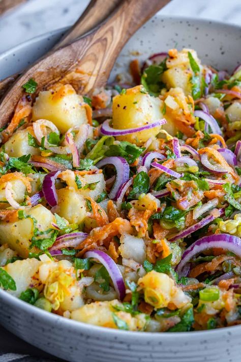 Try this vibrant Turkish potato salad! Boiled potatoes, herbs, and a tangy dressing without mayo make it perfect for meze platters, tea parties, or as a side with meats. Moroccan Potato Salad, Potato Salads Ideas, Jewish Potato Salad, Vegetable Recipe Ideas, Portuguese Potato Salad, Turkish Potato Salad, Indian Potato Salad, Mediterranean Potato Salad, Breakfast Salad Recipes