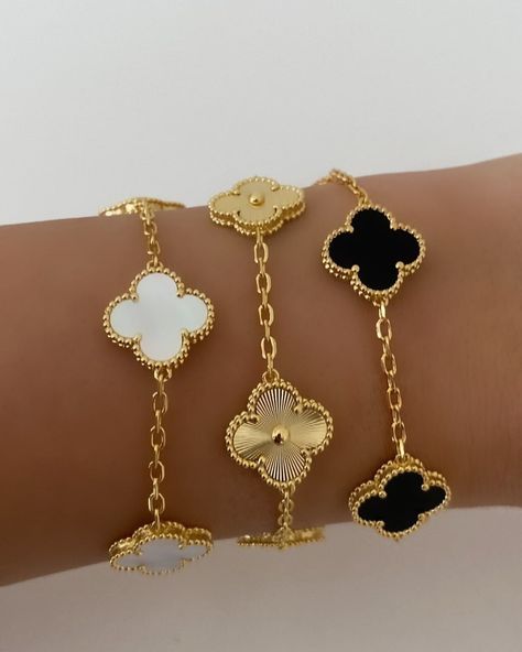 Elevate your style with our Gold Luxury Bracelets Set. Clover Crystals & Tennis Bracelet. Perfect for her. Shop now! How To Style Bracelets, Bracelet En Or, Bracelet Ideas Gold, Van Cleef Bracelet, Gold Jewelry Aesthetic, Bracelet Or, Luxury Things, Luxury Bracelets, Gold Schmuck