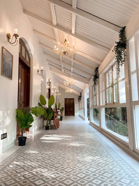 Colonial House Interior, India House, Colonial Mansion, English Architecture, Colonial Interior, التصميم الخارجي للمنزل, House Outside Design, Village House Design, घर की सजावट