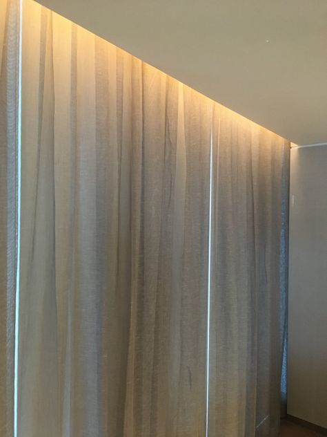 curtain cove lighting in a hotel guestroom Gypsum Curtain Box Ideas, Curtain Cove Light, Indirect Ceiling Light, Ceiling Edge Lighting, Hidden Lights Ceiling, Hidden Ceiling Lighting, Curtain Ceiling Design, Cove Light Ceiling Design, Wall Cove Light