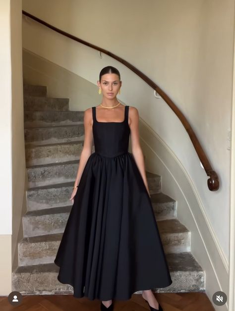 Ballerina Style Dress, Famous Outfits, Elegant Outfit Classy, Gowns Dresses Elegant, Classy Prom Dresses, Barbie Dress Fashion, Elegant Dresses Classy, Black Bridesmaid Dresses, Classy Work Outfits