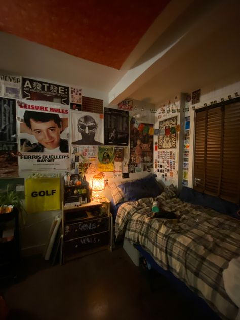 Bedroom Rearranging Ideas Layout, 90s Skater Bedroom, Vintage Room Ideas Men, Older Brother Room, Older Brother Core Room, Teen Boy Room Aesthetic, 90s Room Inspo, Aesthetic Boys Bedroom, Boy Room Aesthetic