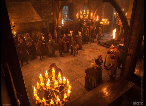 The great hall at Castle Leoch - Outlander Set. Outlander Kitchen, Castle Leoch, Gabaldon Outlander, Outlander Novel, Starz Tv Series, Diana Gabaldon Outlander Series, Outlander Season 1, Outlander Book Series, Diana Gabaldon Outlander