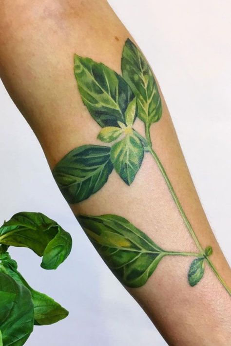 10 Tattoo Artists Fashion Girls LOVE #refinery29 Green Tattoo Ink, Brown Tattoo Ink, Blatt Tattoos, Botanisches Tattoo, Tattoo Fairy, Browning Tattoo, 10 Tattoo, Green Tattoos, Garden Tattoos