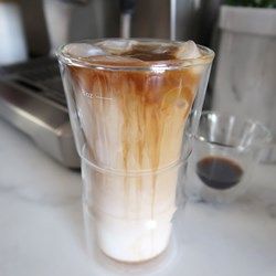 Iced Caramel Macchiato Recipe, Caramel Iced Coffee Recipe, Carmel Macchiato, Jura Coffee, Caramel Macchiato Recipe, Mcdonalds Recipes, Shower Recipes, Iced Caramel Macchiato, Macchiato Recipe