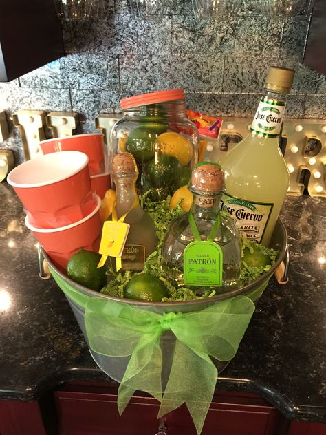 Margarita basket Diy Wine Gift Baskets, Gift Baskets Ideas, Alcohol Gift Baskets, Liquor Gift Baskets, Auction Gift Basket Ideas, Wine Gifts Diy, Fundraiser Baskets, Budget Food, Silent Auction Baskets