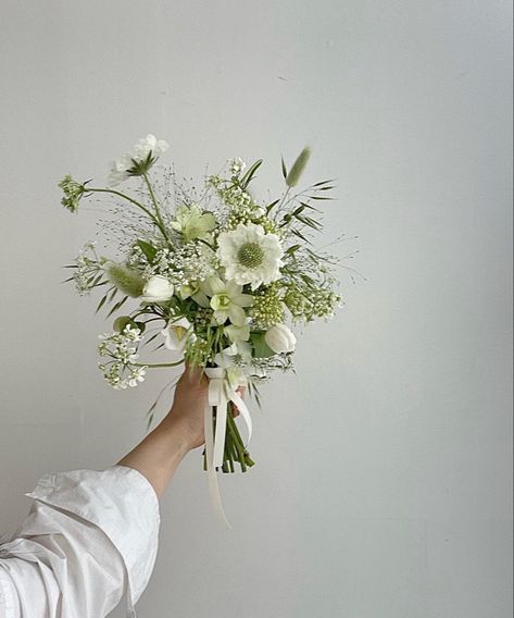 Sparse Wedding Bouquet, Original Wedding Bouquet, Small Green Wedding Bouquet, February Wedding Bouquet The Bride, Petite Flower Bouquet, White Whimsical Bridal Bouquet, Minimalist White Bouquet, Micro Bridal Bouquet, White Bouquet Bride