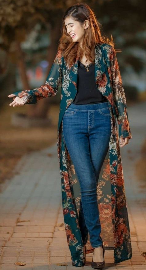 Long floral print duster Short Shrugs With Jeans, Coti Style Kurti, Pola Jaket, Mode Kimono, Salwar Kamiz, Hijab Styles, Cute Spring Outfits, Stil Inspiration, Indian Designer Outfits