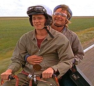 Harry:  “How was your day?” Lloyd:  “Not bad. Fell off the jetway again.” (Jim Carrey and Jeff Daniels in “Dumb and Dumber”) Kenz Core, Jim Carry, Jeff Daniels, Iconic Moments, Best Friend Photoshoot, Funny Photo, Jim Carrey, Old Shows, Funny Profile