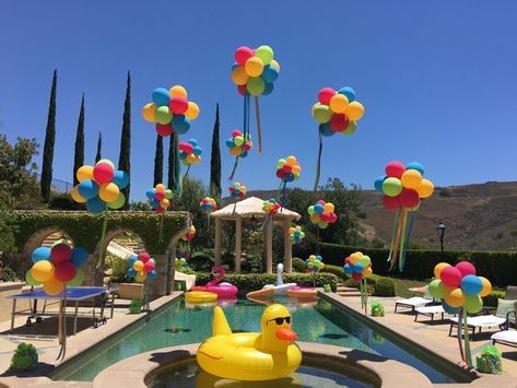 Over The Pool Balloon Arch, Cool Pool Party Ideas, Summer Party Balloons, Pool Party Balloon Garland, Balloon Arch Over Pool, Pool Balloon Arch, Cocomelon Pool Party, Pool Party Balloon Arch, Pool Balloon Decorations