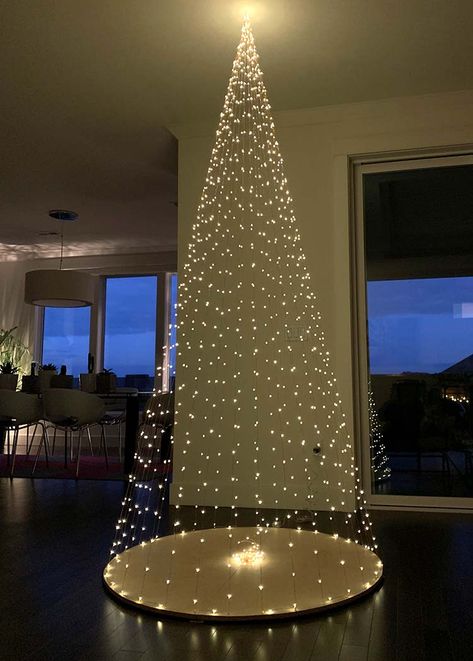 DIY Christmas Tree Using Only Firefly Lights | OhMeOhMy Blog Christmas Diy Tree Decor, Simple Christmas Tree Decorations, Deco Noel Nature, Paradise Decor, Alternative Diy, Christmas Tree Lots, Diy Christmas Lights, Hanging Christmas Lights, Deco Table Noel