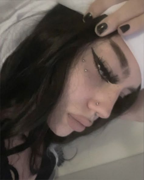 Piercing On Cheekbone, Anti Brow Piercing Aesthetic, Anti Eyebrow Piercing Butterfly Kiss, Women Eyebrow Piercing, Piercings Inspo Face, Eyebrow Piercings Aesthetic, Reverse Eyebrow Piercing, Anti Eyebrow Piercing Aesthetic, Cool Eyebrow Piercing