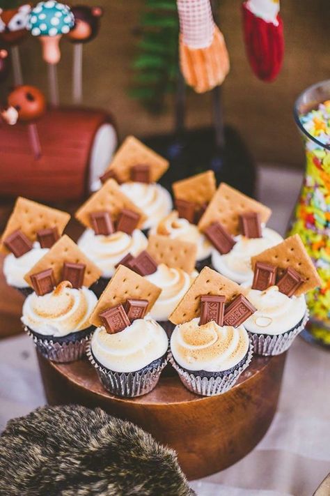 Autumn Bonfire, Campfire Party, Camping Theme Birthday, Glamping Birthday, Gateau Baby Shower, Smores Cupcakes, Fall Party Themes, Glamping Party, Bonfire Party